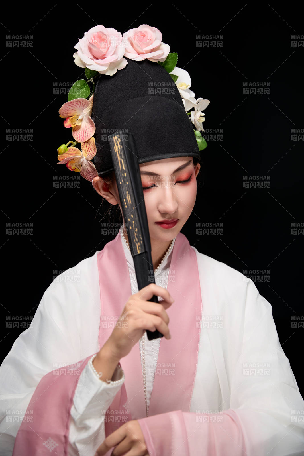 身著粵劇戲曲反串裝扮手持折扇的青年女性