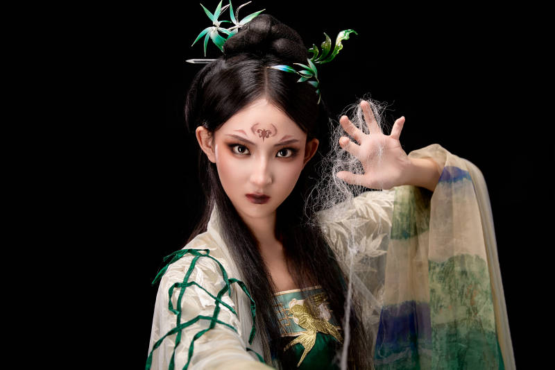 黑色背景下身穿古装汉服的东方女子