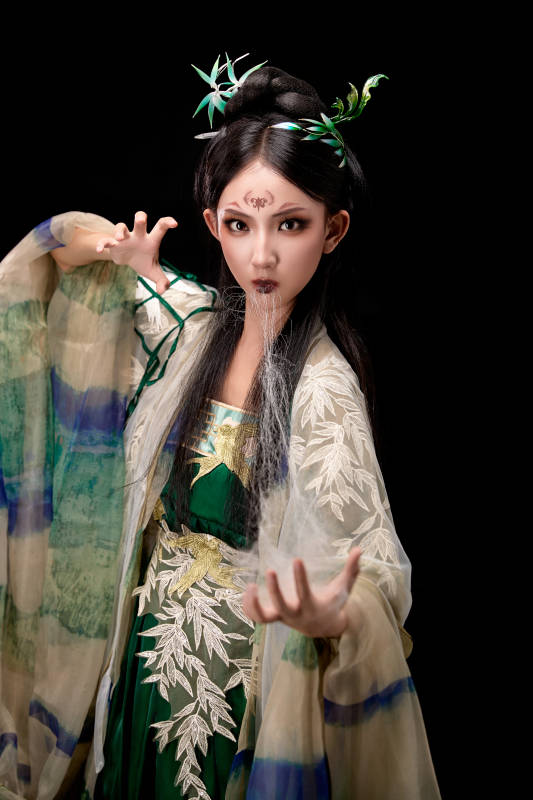 黑色背景下身穿古装汉服的东方女子