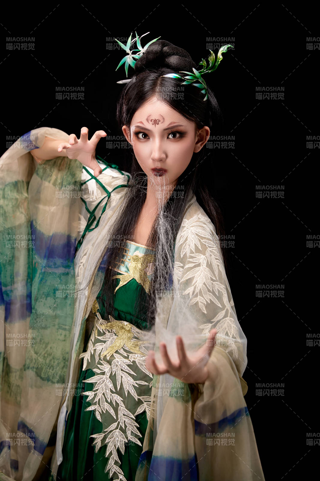 黑色背景下身穿古装汉服的东方女子