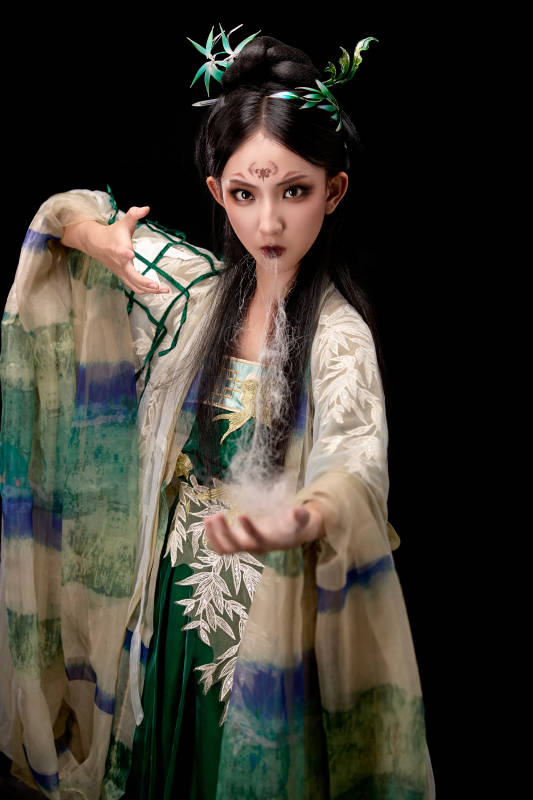 黑色背景下身穿古装汉服的东方女子