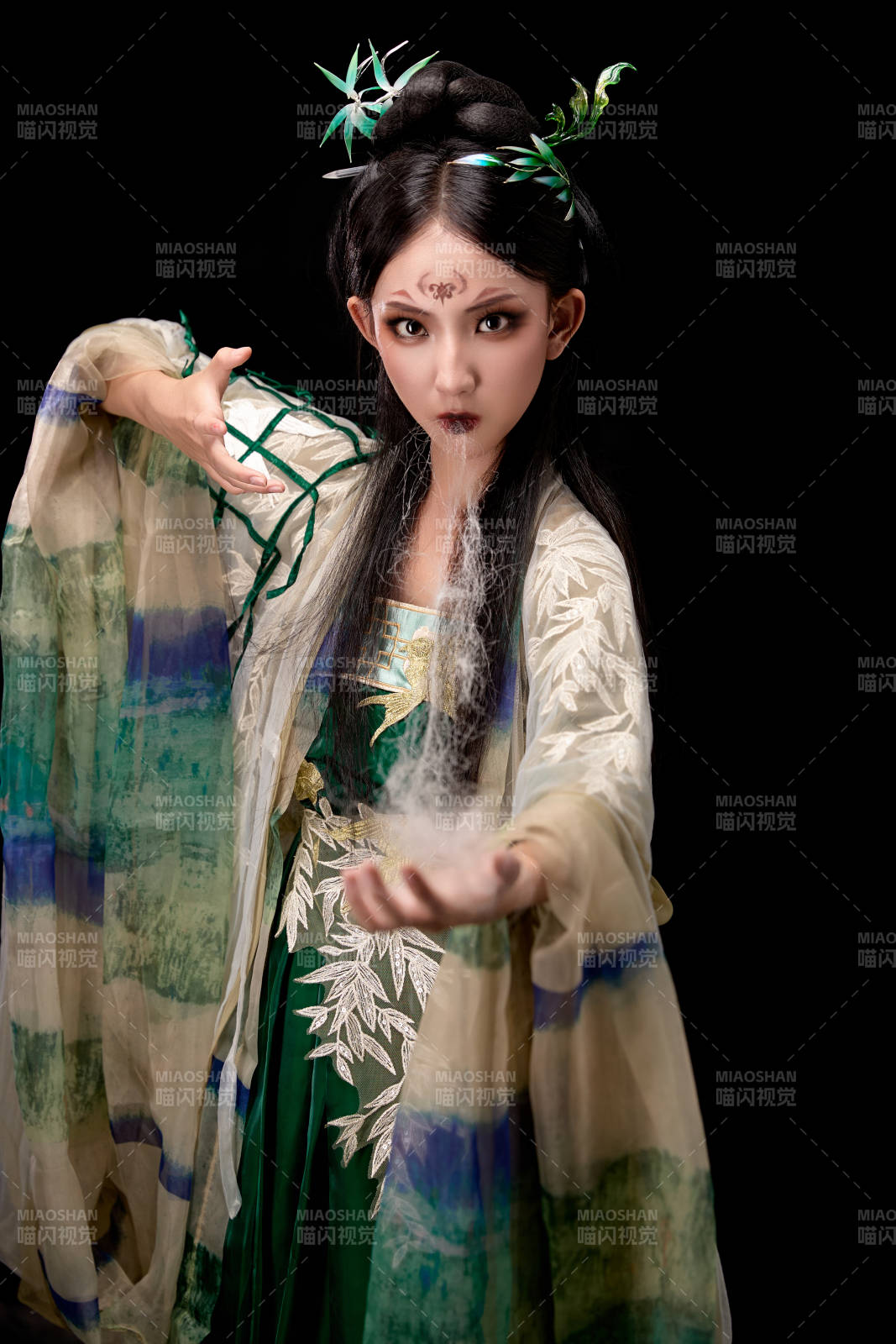 黑色背景下身穿古装汉服的东方女子