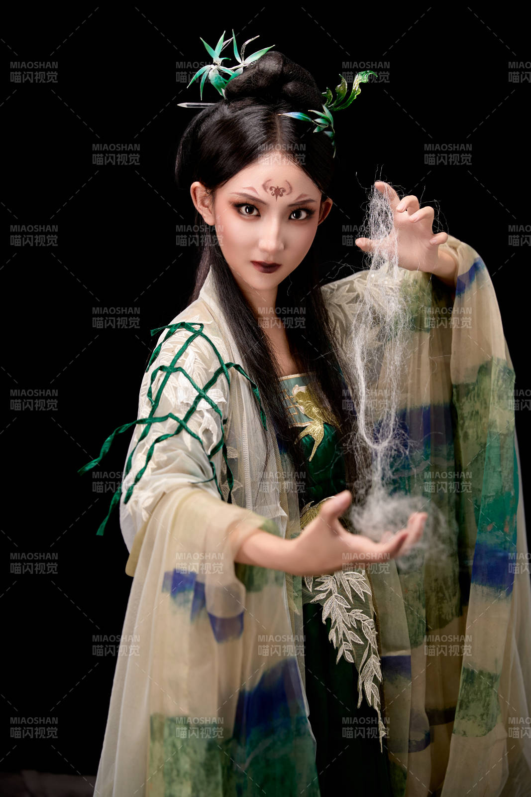 黑色背景下身穿古装汉服的东方女子