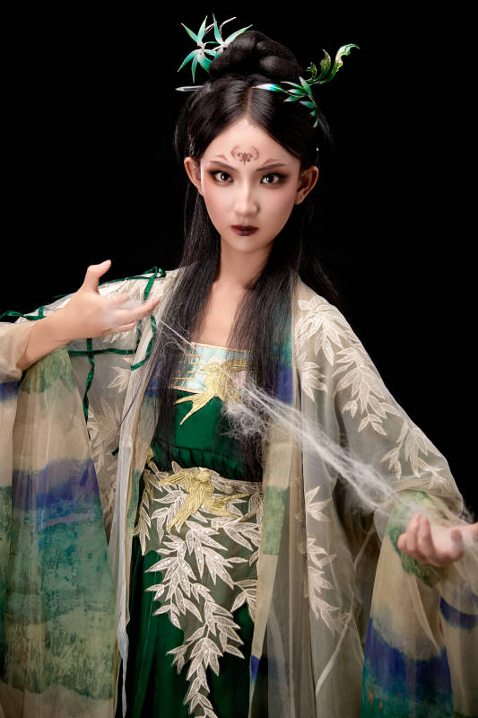 黑色背景下身穿古装汉服的东方女子