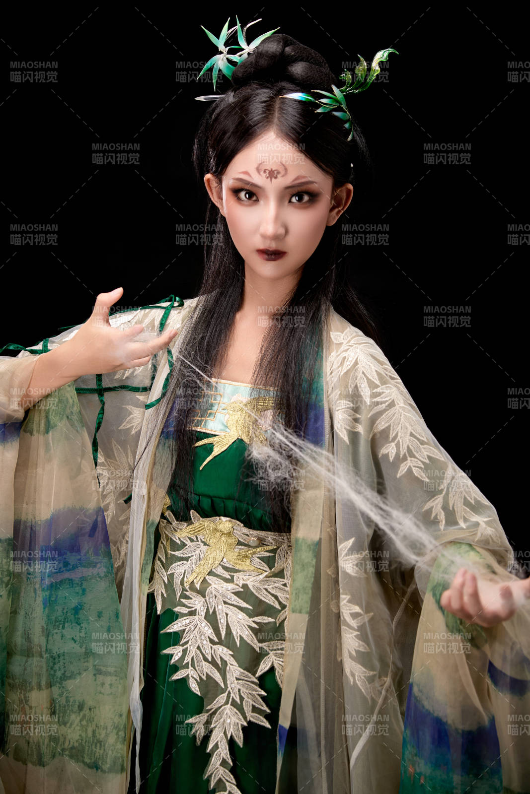 黑色背景下身穿古装汉服的东方女子