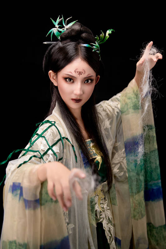 黑色背景下身穿古装汉服的东方女子