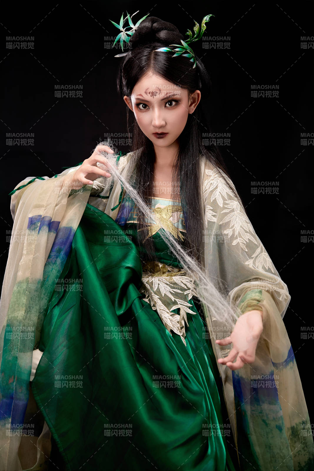 黑色背景下身穿古装汉服的东方女子