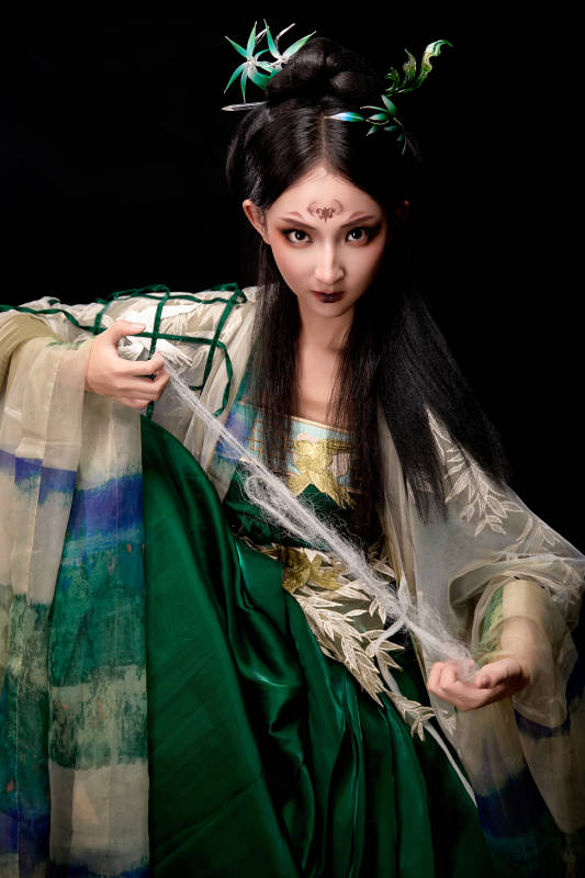 黑色背景下身穿古装汉服的东方女子