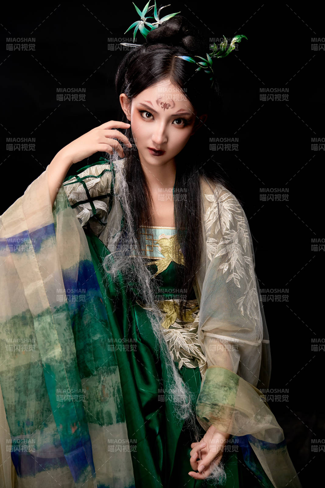 黑色背景下身穿古装汉服的东方女子