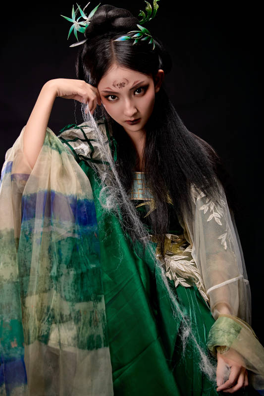 黑色背景下身穿古装汉服的东方女子