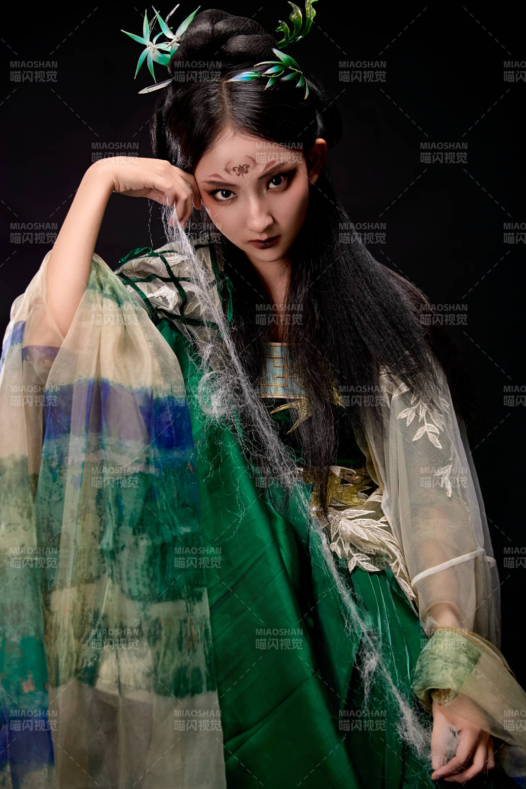 黑色背景下身穿古装汉服的东方女子