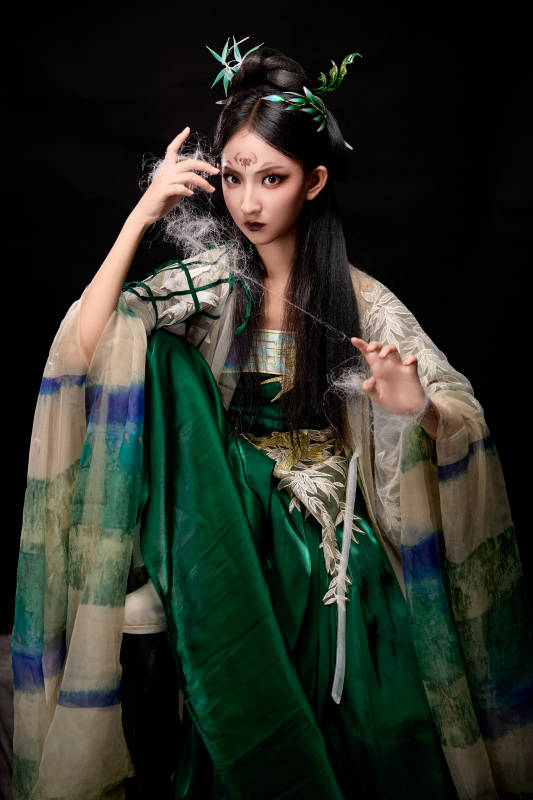 黑色背景下身穿古装汉服的东方女子