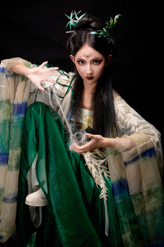 黑色背景下身穿古装汉服的东方女子