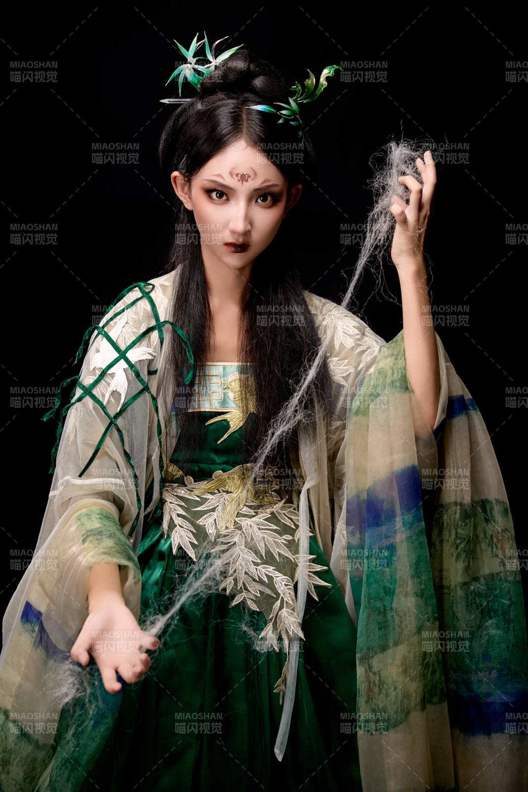 黑色背景下身穿古装汉服的东方女子