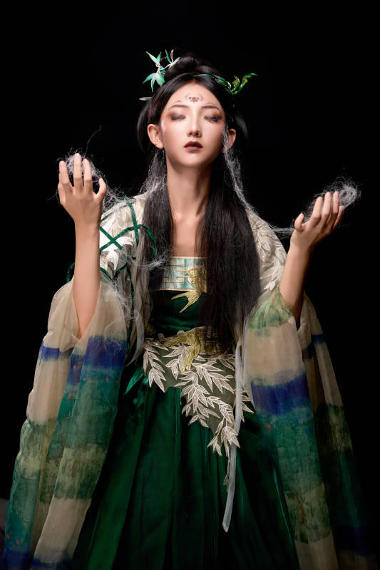 黑色背景下身穿古装汉服的东方女子