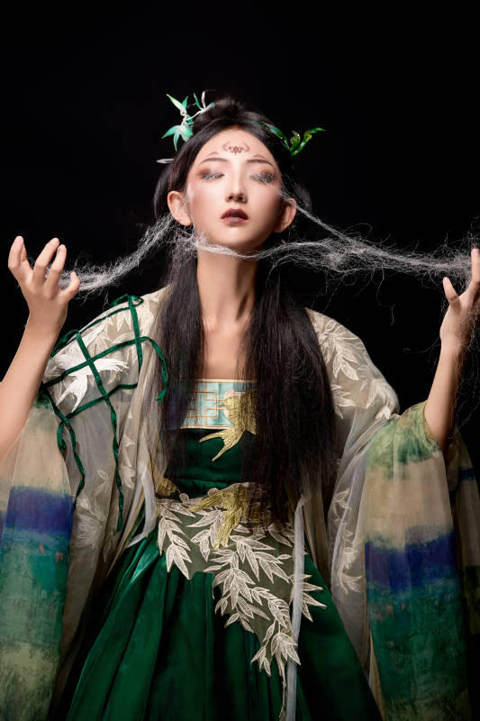 黑色背景下身穿古装汉服的东方女子