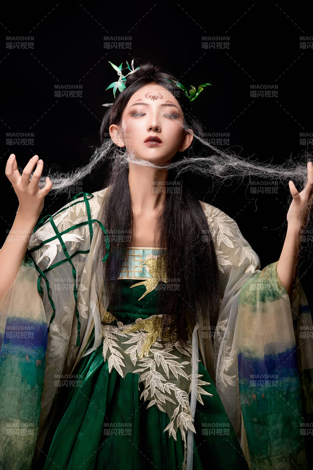 黑色背景下身穿古装汉服的东方女子