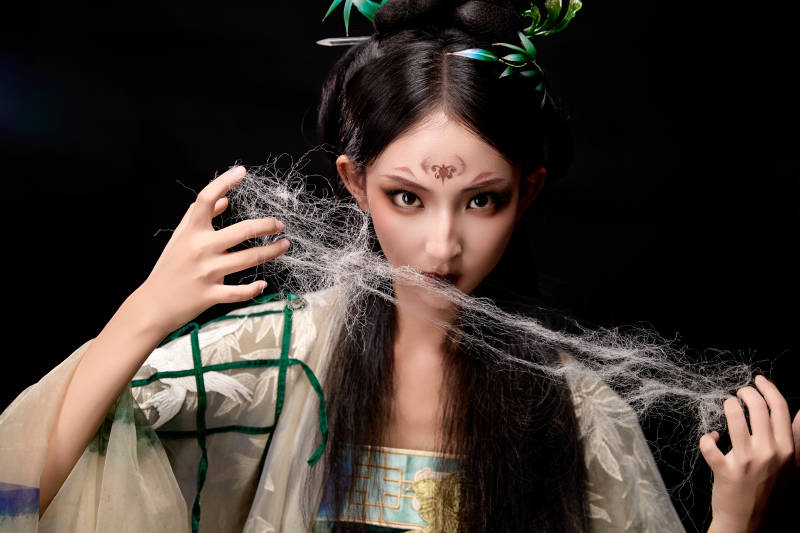 黑色背景下身穿古装汉服的东方女子