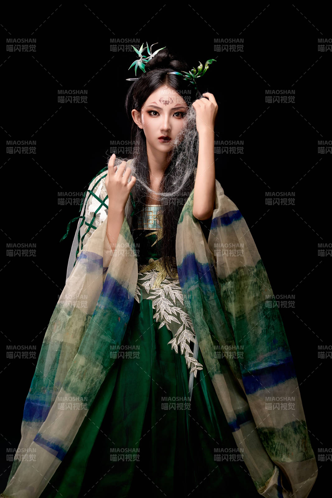 黑色背景下身穿古装汉服的东方女子