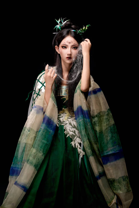 黑色背景下身穿古装汉服的东方女子