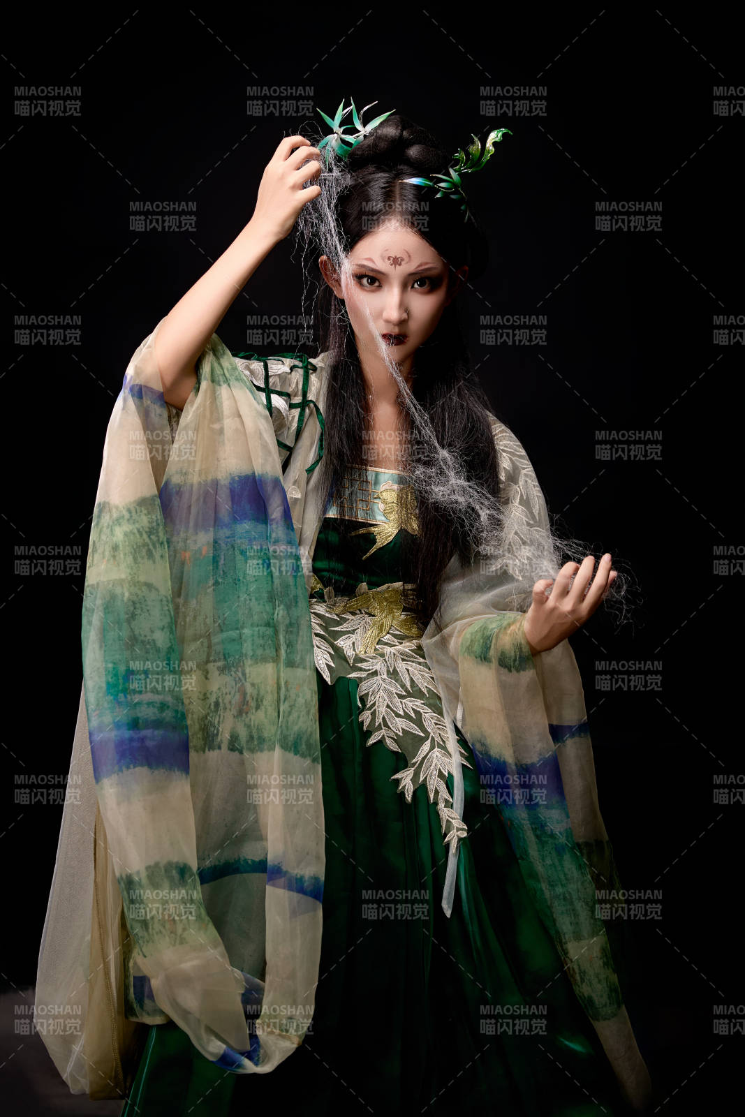 黑色背景下身穿古装汉服的东方女子