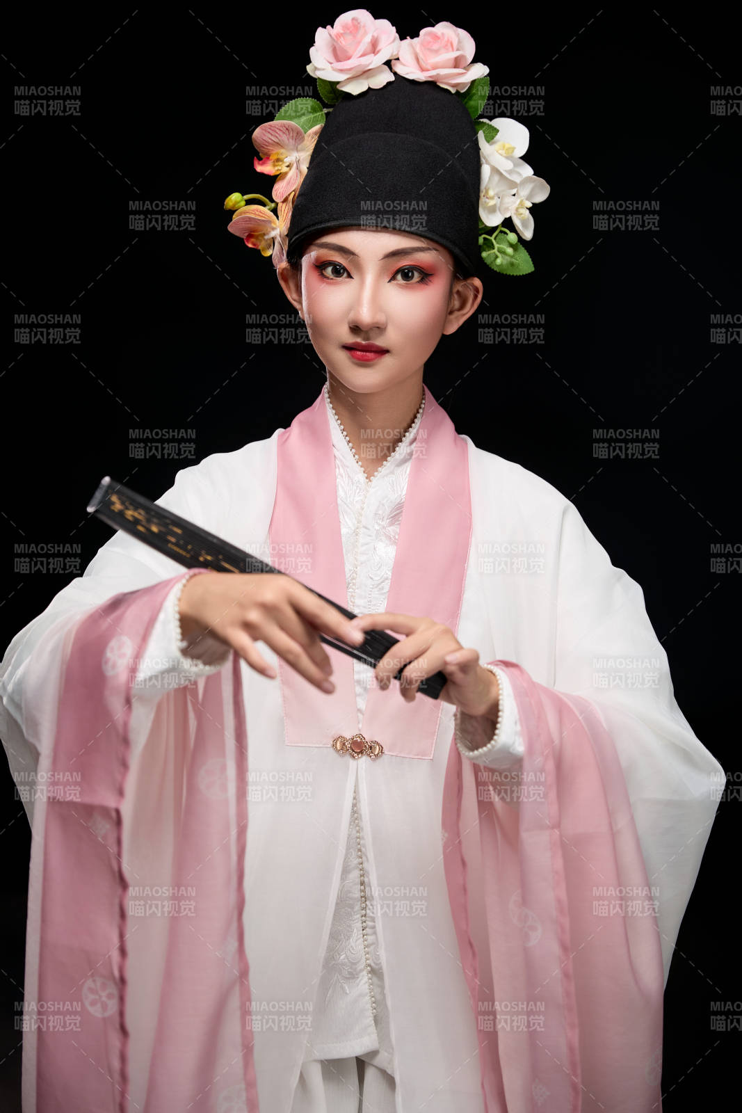 身着粤剧戏曲反串装扮手持折扇的青年女性