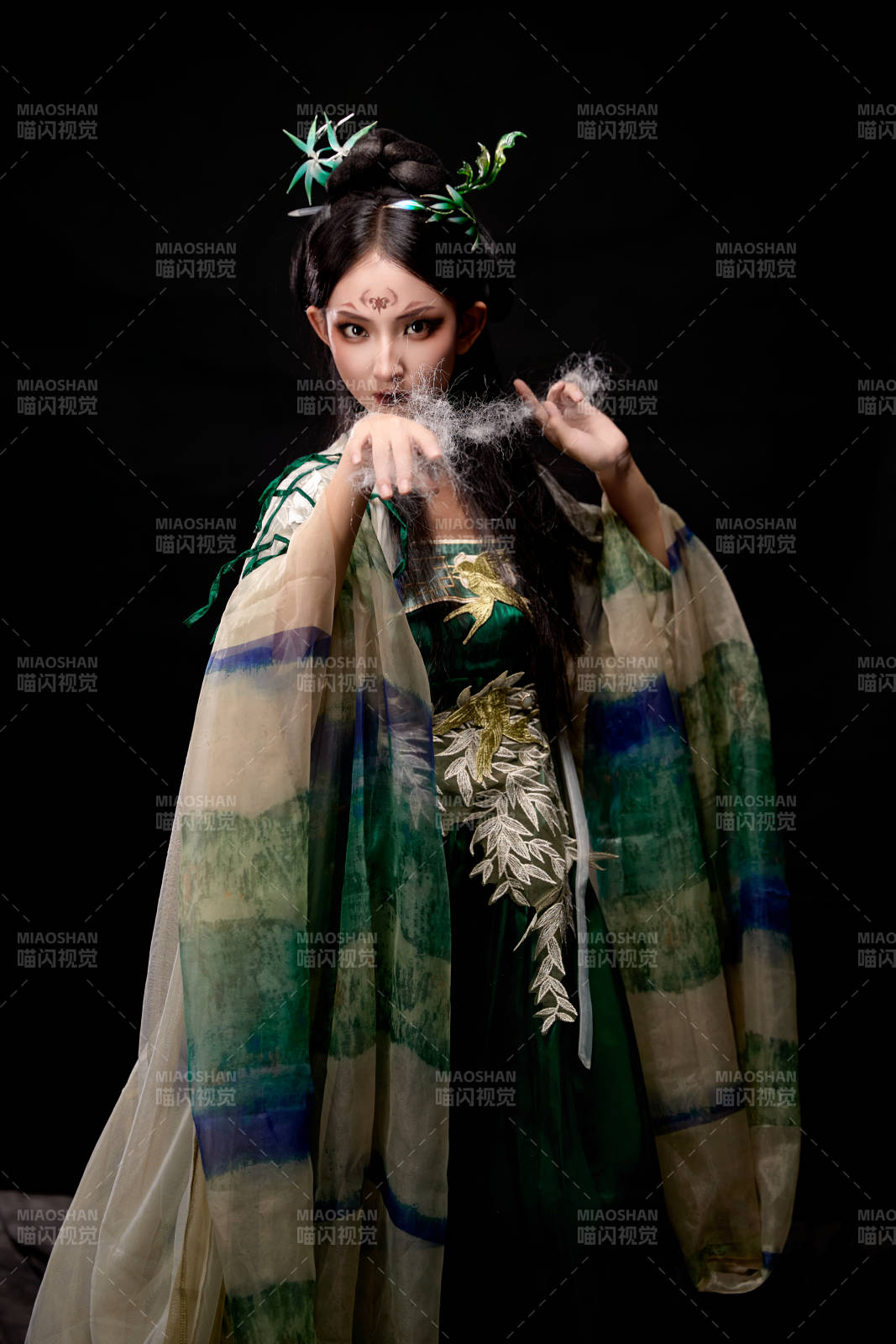 黑色背景下身穿古装汉服的东方女子