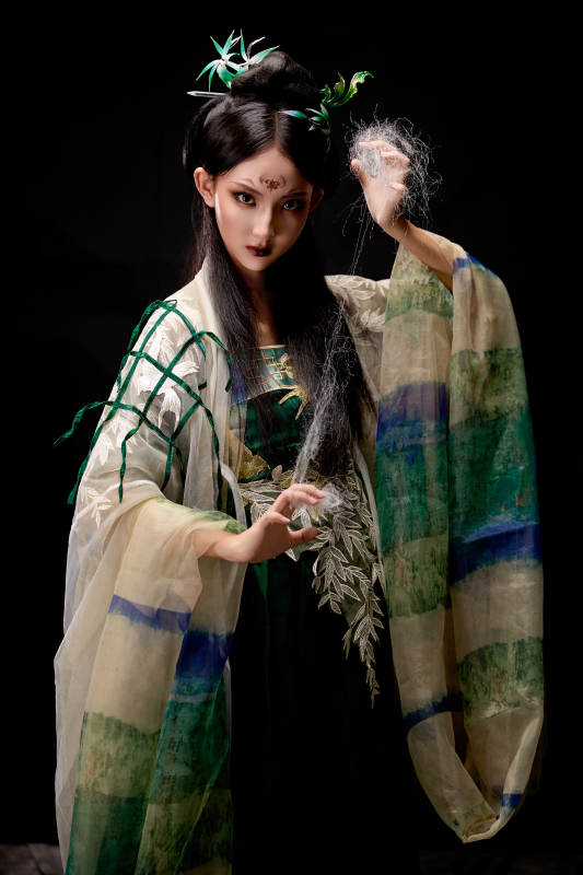 黑色背景下身穿古装汉服的东方女子