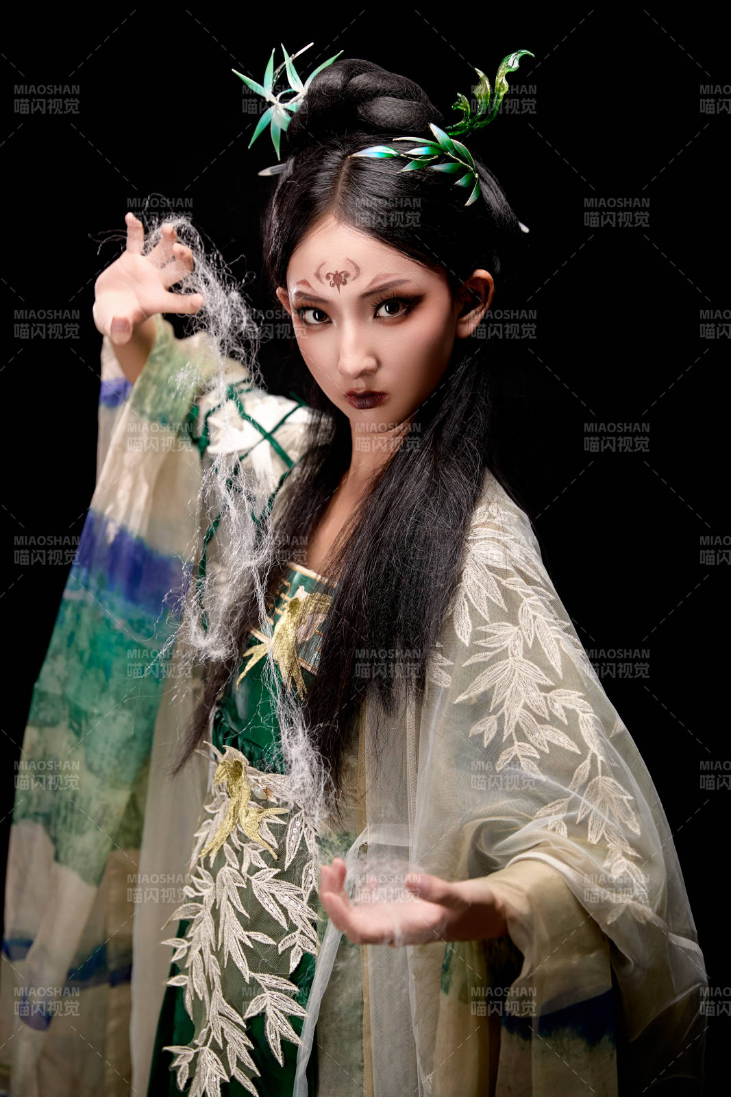 黑色背景下身穿古装汉服的东方女子