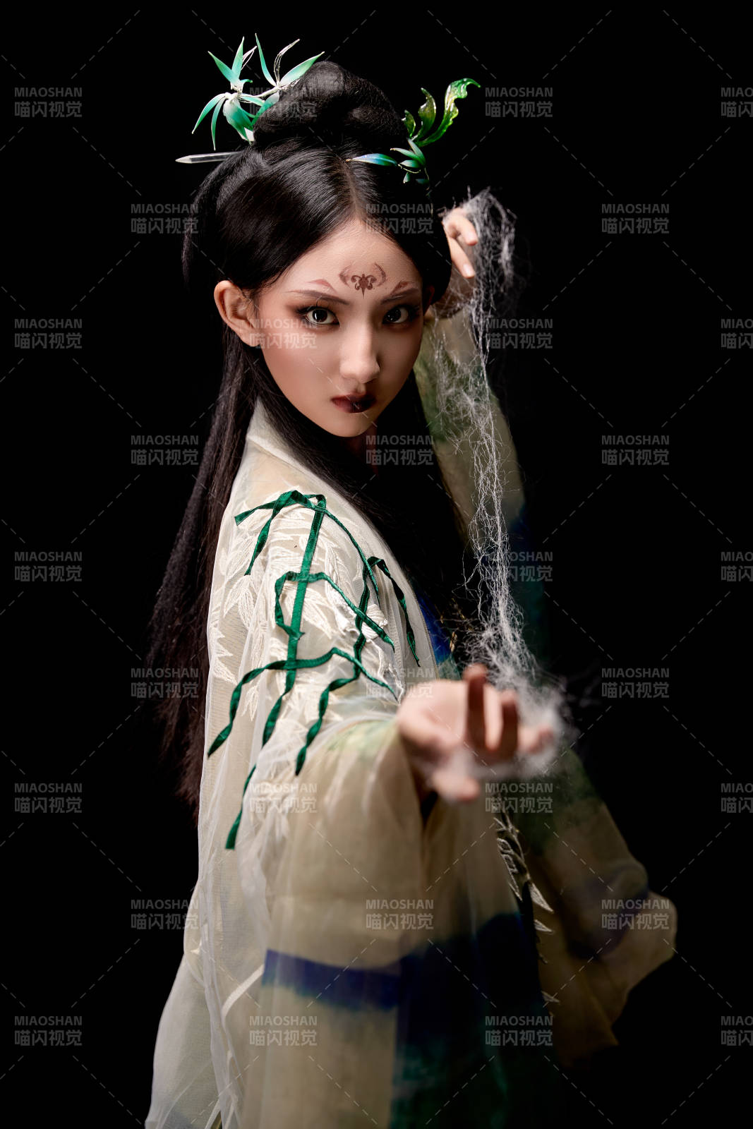 黑色背景下身穿古装汉服的东方女子图片