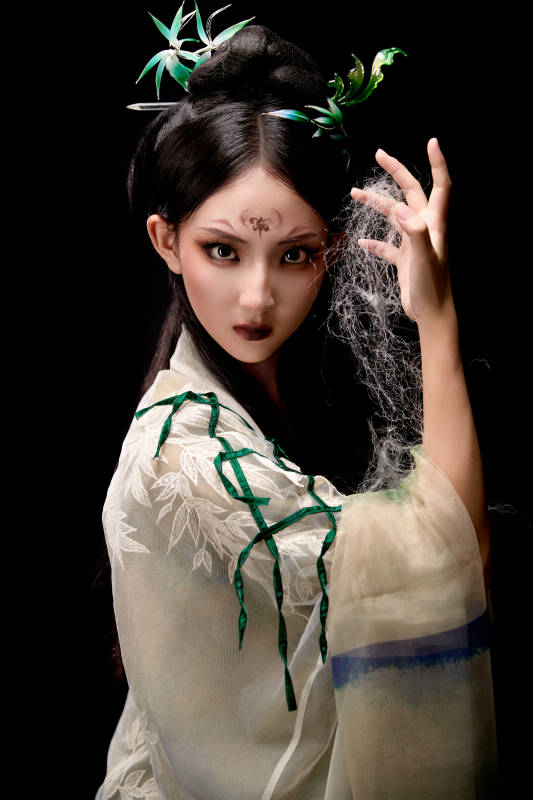 黑色背景下身穿古装汉服的东方女子