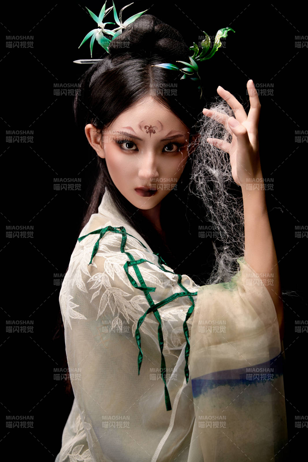 黑色背景下身穿古装汉服的东方女子