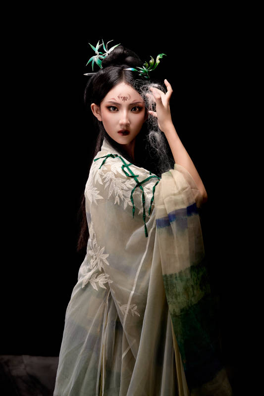 黑色背景下身穿古装汉服的东方女子