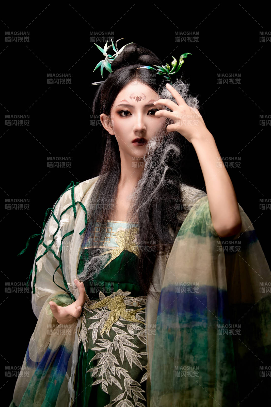 黑色背景下身穿古装汉服的东方女子