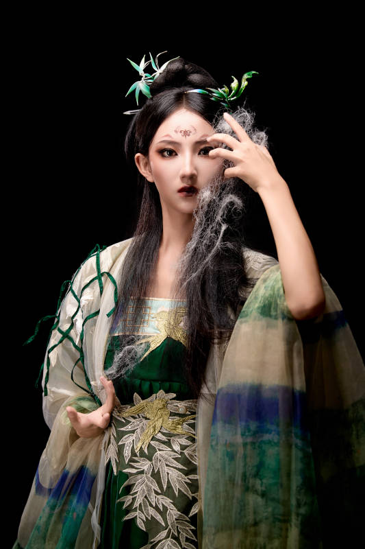 黑色背景下身穿古装汉服的东方女子