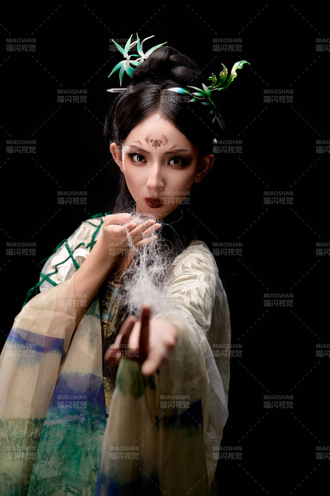 黑色背景下身穿古装汉服的东方女子