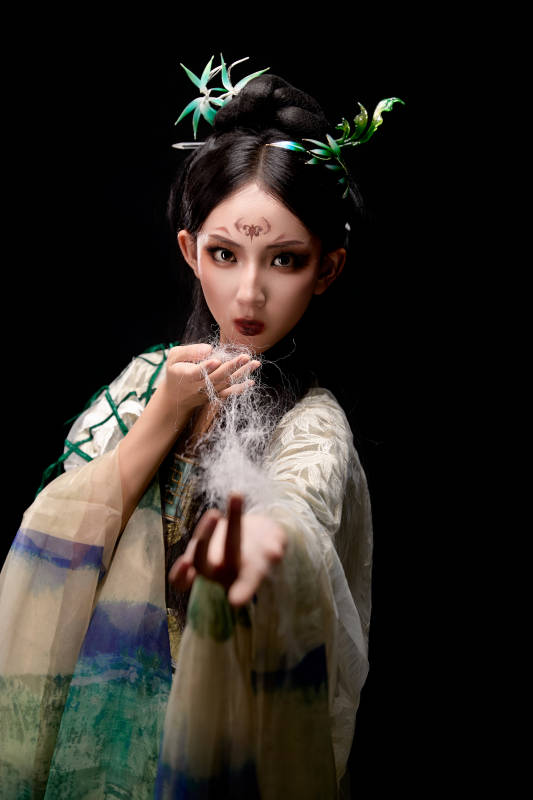 黑色背景下身穿古装汉服的东方女子