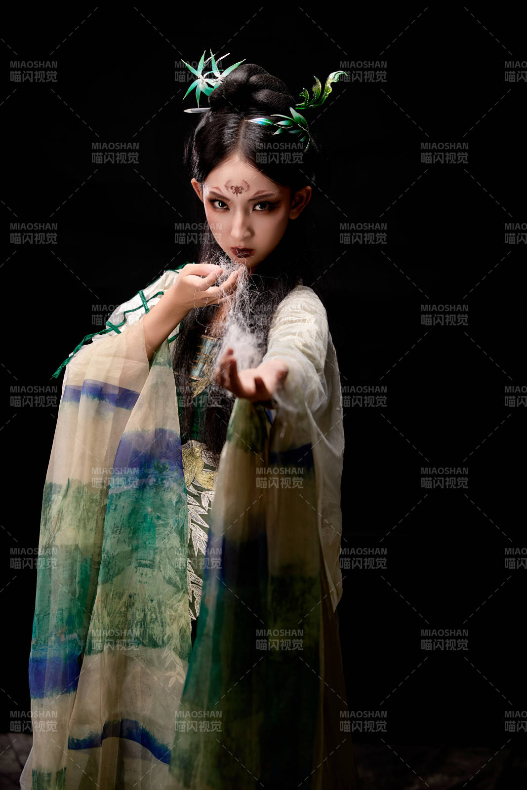 黑色背景下身穿古裝漢服的東方女子