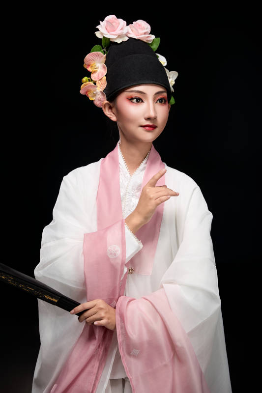 身着粤剧戏曲反串装扮手持折扇的青年女性