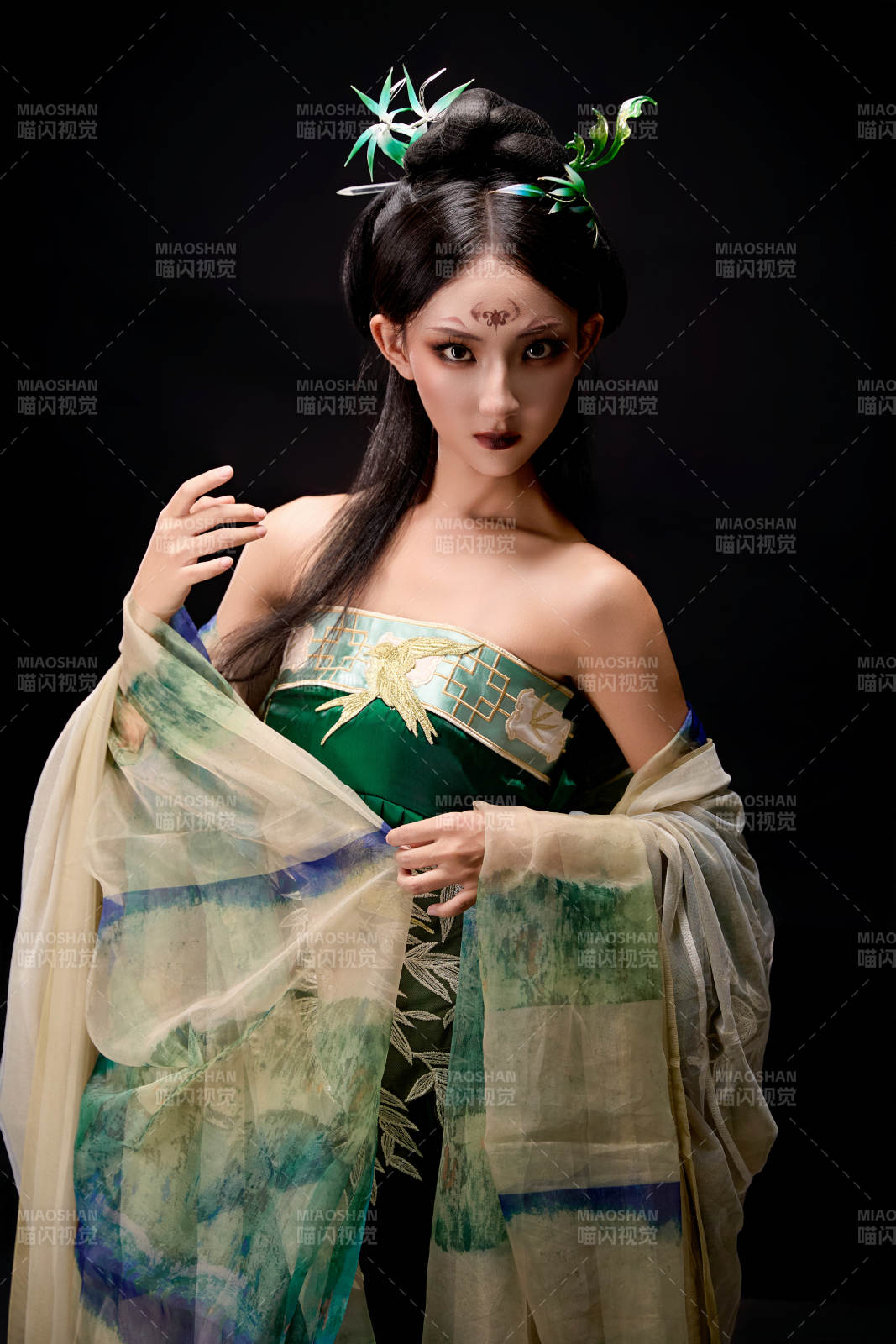 黑色背景下身穿古裝漢服的東方女子