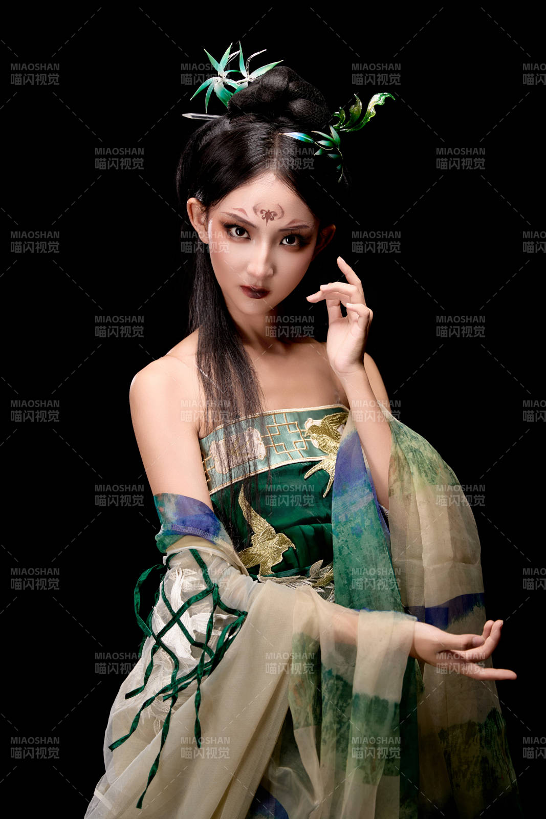 黑色背景下身穿古装汉服的东方女子