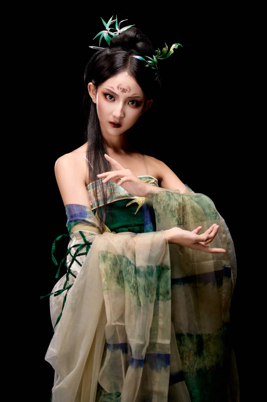 黑色背景下身穿古装汉服的东方女子