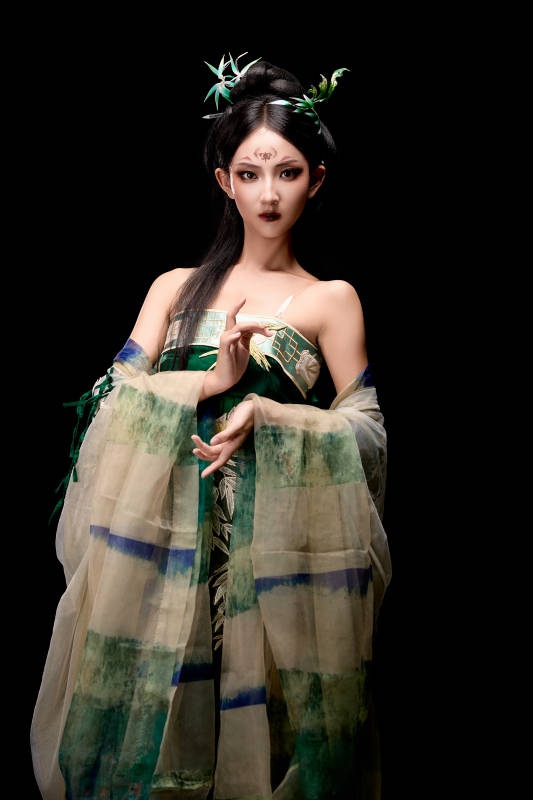 黑色背景下身穿古装汉服的东方女子