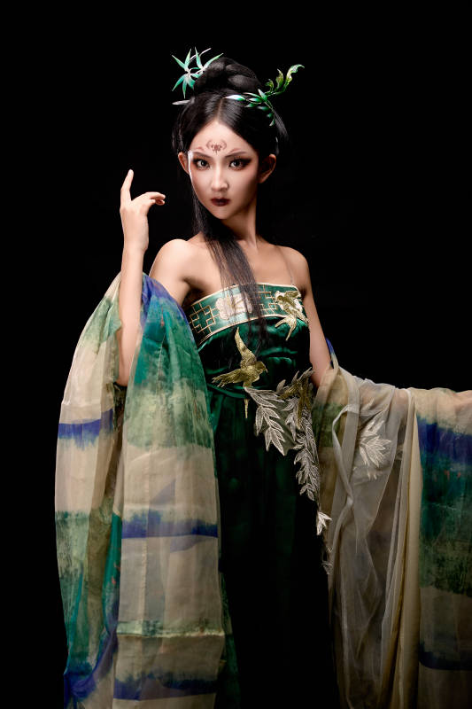 黑色背景下身穿古装汉服的东方女子