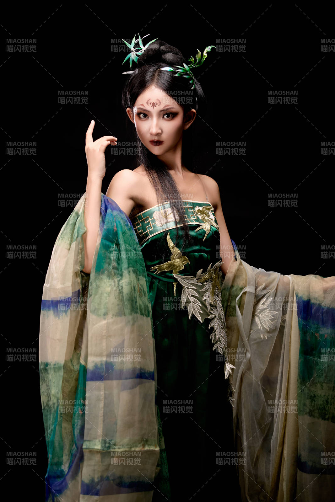 黑色背景下身穿古装汉服的东方女子