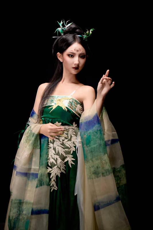 黑色背景下身穿古装汉服的东方女子