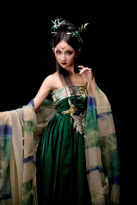 黑色背景下身穿古装汉服的东方女子