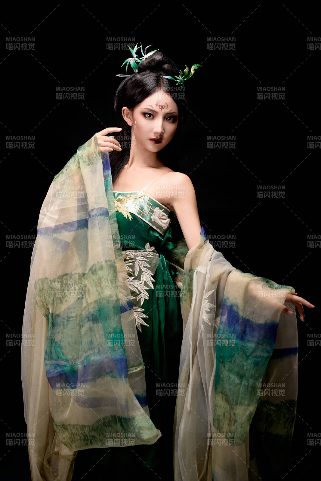 黑色背景下身穿古装汉服的东方女子