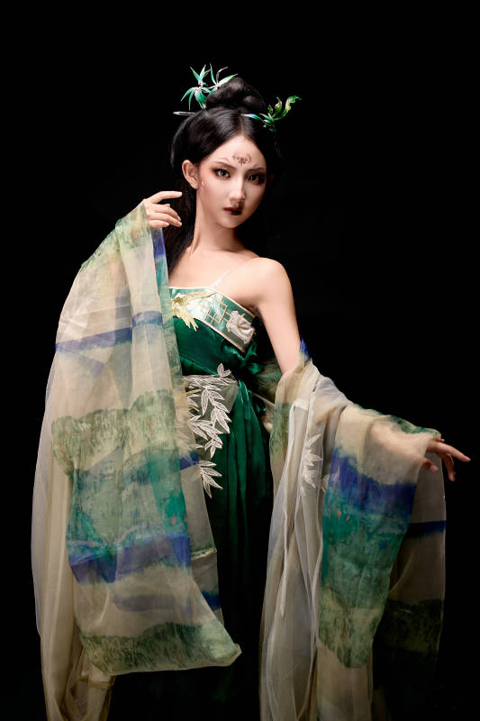 黑色背景下身穿古装汉服的东方女子