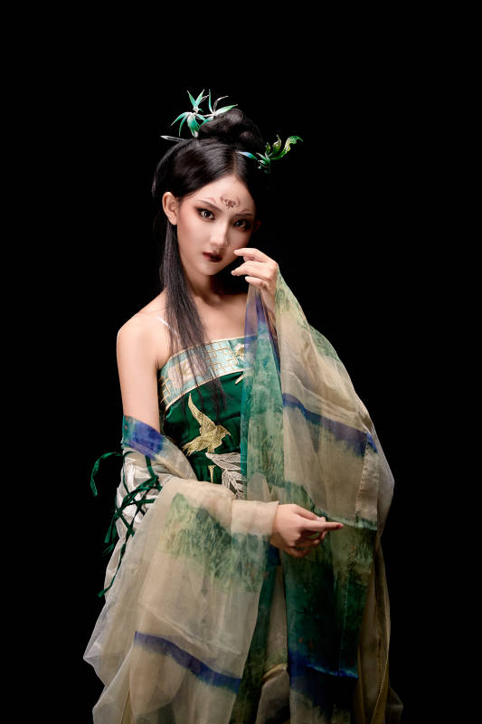 黑色背景下身穿古装汉服的东方女子